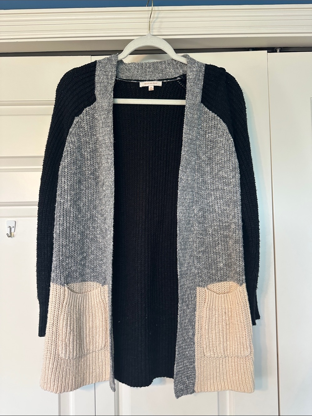 Skies Are Blue Black, Gray & Cream Colorblock Open-Front Cardigan